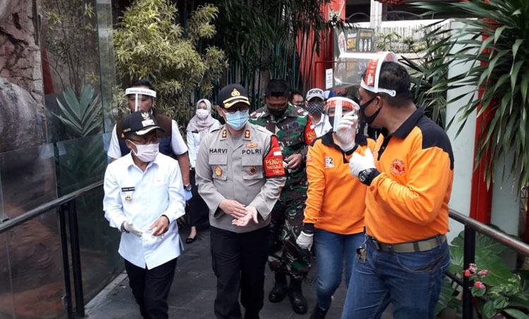 Kapolres Batu AKBP Harviadhi Agung Prathama dan Wawali Batu Punjul Santoso saat meninjau area JTP 2, Kamis (25/6).