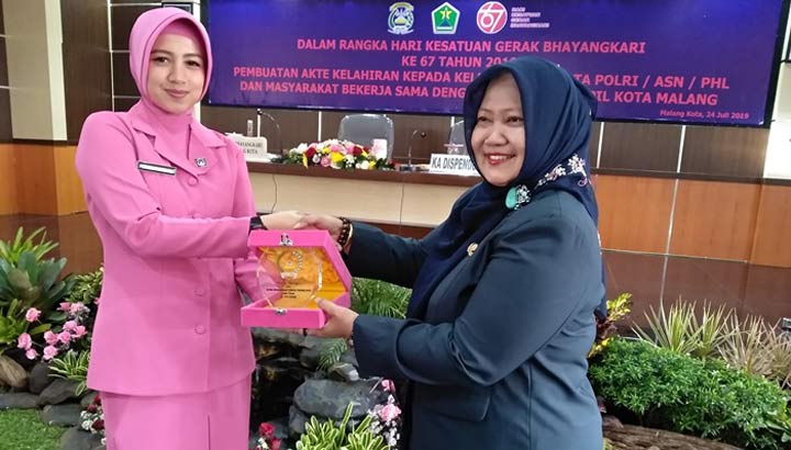 Bhayangkari Kota Malang Bagikan 1 Paket Dokumen Penting
