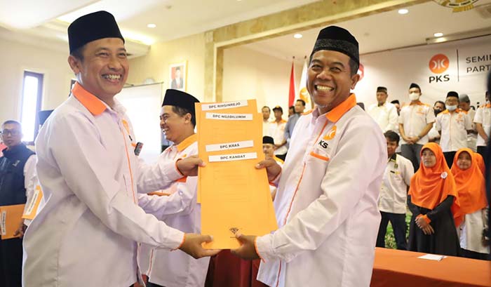 Ketua DPD PKS Kabupaten Kediri, Marenda Darwis (kiri), saat menyerahkan SK kepada Ketua Bidang Pemenangan Cabang Dapil 5, Iswandi. Foto: Ist