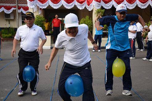 Bupati dan Sekkab Lamongan ikut memeriahkan lomba agustusan.