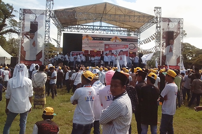 Pasangan Calon Bupati Bangkalan Ra Latif-Mohni saat menggelar Kampanye Akbar di Alun-alun Selatan Bangkalan Madura.