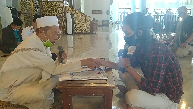 Bryan dan Ronaldo, Dua Milenial Masuk Islam di Masjid Al-Akbar Surabaya