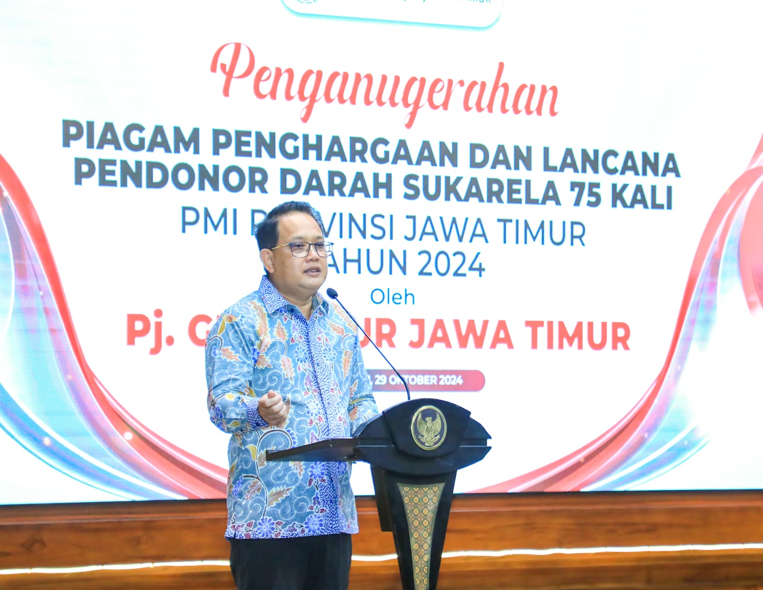Serahkan Penghargaan ke 590 Orang Pendonor Sukarela, Pj. Gubernur Adhy: Stok Darah di Jatim Stabil