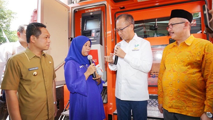 Menteri Sosial bersama Bupati Lumajang dan anggota komisi XI DPR RI saat memantau penarikan tunai KPM PKH di ATM.