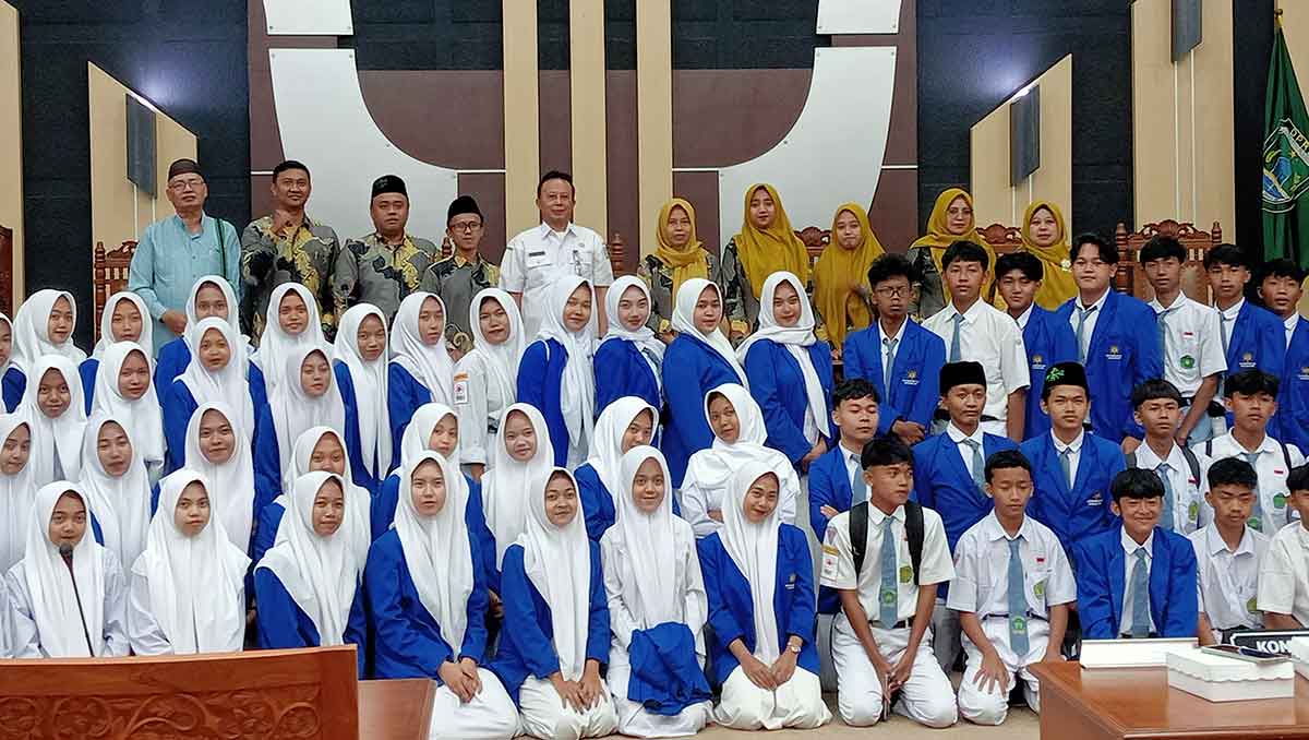 Siswa-siswi MA Sunan Giri saat berkunjung ke DPRD Kabupaten Pasuruan.