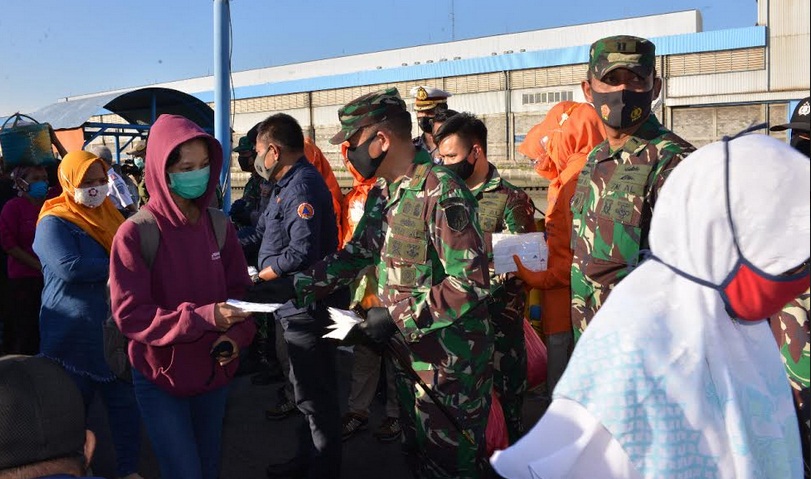 Cegah Penyebaran Covid-19, Danguskamla Koarmada II Ikut Bagikan Ribuan Masker