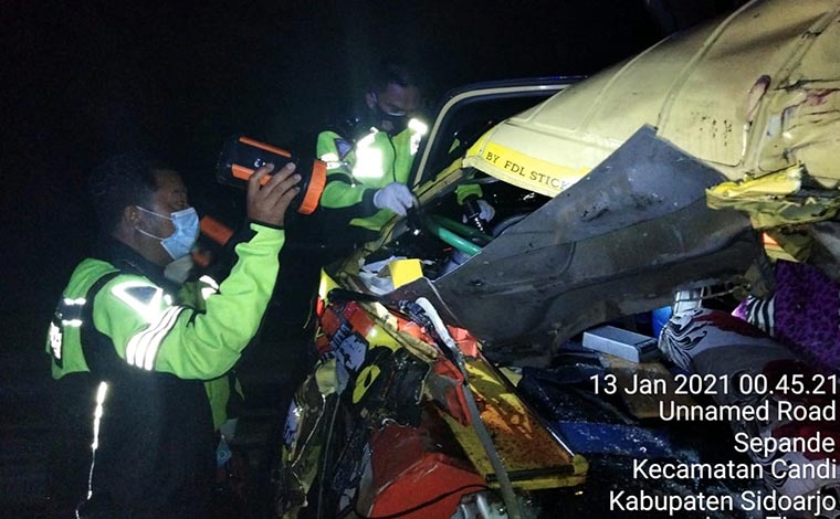 Petugas memeriksa truk yang ditumpangi korban.