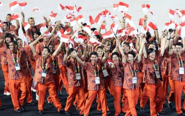 Para atlet dan official Indonesia saat mengikuti defile upacara pembukaan Sea Games ke-27 di Wunna Theikdi Sport Stadium, Myanmar (11/12). Foto: tempo