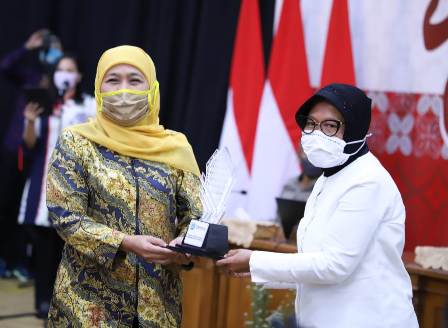 Gebernur Khofifah Beri Penghargaan Wali Kota Risma dan Bupati Azwar Anas