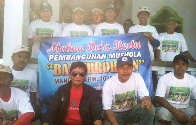 Pendiri RGS Indonesia, H. M. Khozin Ma'sum (berkacamata hitam) saat bedah musala di Kediri. foto: SYUHUD/ BANGSAONLINE