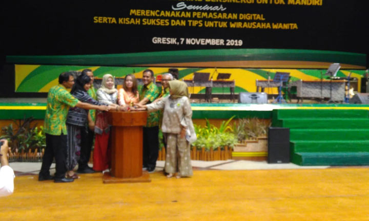 Launching logo PIKPG saat peringatan HUT PIKPG ke-18. foto: ist