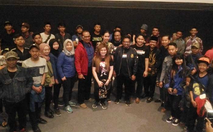 Sutradara, produser, pemain, sekaligus penonton DBA 2 foto bareng di dalam bioskop usai nonton bareng di Cinemax Dinoyo, Jumat (22/06). foto: IWAN/ BANGSAONLINE