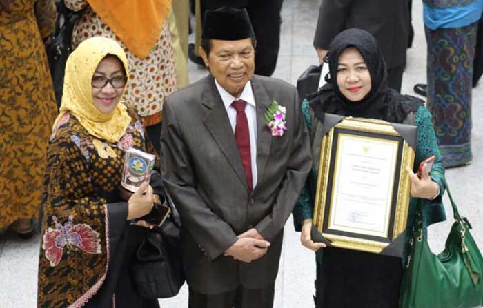 Wali Kota Mas'ud Yunus saat menerima penghargaan Swasti Saba Padapa dari Menteri Kesehatan.