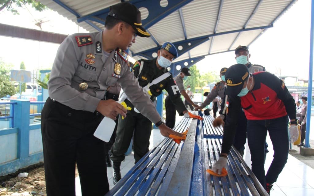 Cegah Covid-19, Forkopimda Sampang Gelar Baksos Bersih-bersih Fasilitas Umum
