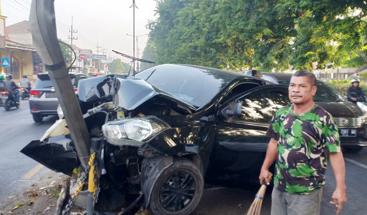 Kondisi mobil dan PJU yang ringsek.