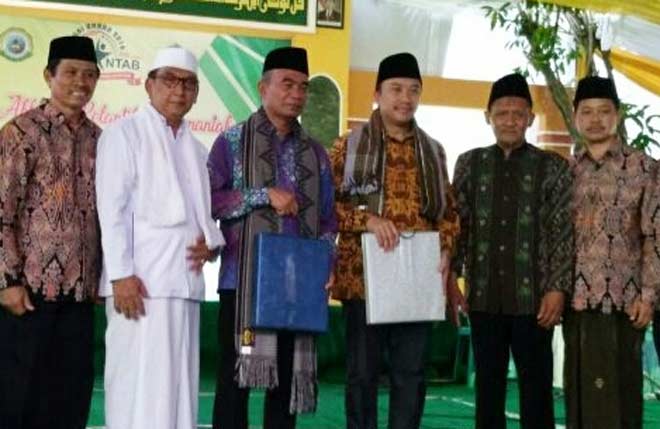 Menpora Imam Nahrawi dan Mendikbud Muhadjir Effendi saat menghadiri Reuni Akbar Alumni MAN Tambakberas Jombang, Sabtu (24/12). foto: ROMZA/ BANGSAONLINE