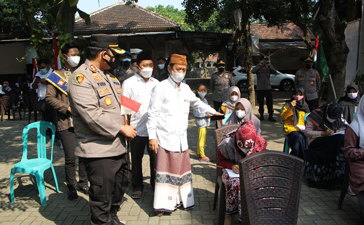 Kapolres Kediri Kota AKBP Wahyudi dan Pengasuh Ponpes Salafiyyah Bandar Kidul K.H. Abu Bakar Abdul Jalil saat meninjau pelaksanaan vaksinasi terhadap para santri di Pondok Pesantren Salafiyyah, Bandar Kidul. (foto: ist)