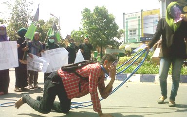 TEATRIKAL. Aktivis HMI Bojonegoro menggelar teatrikal di Bundaran Adipura. Aksi itu memperingati Hari Kebangkitan Nasional, Rabu 20 Mei 2015. Foto: Eky Nurhadi/BANGSAONLINE