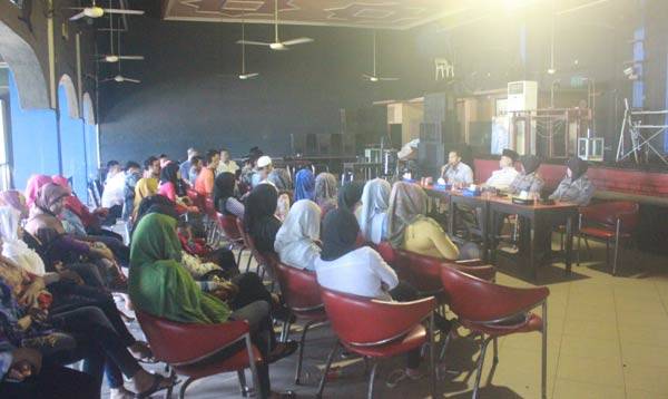 Suasana pengajian oleh karyawan karaoke Oke Tuban di Hall Pub karaoke setempat. foto: suwandi/ BANGSAONLINE
