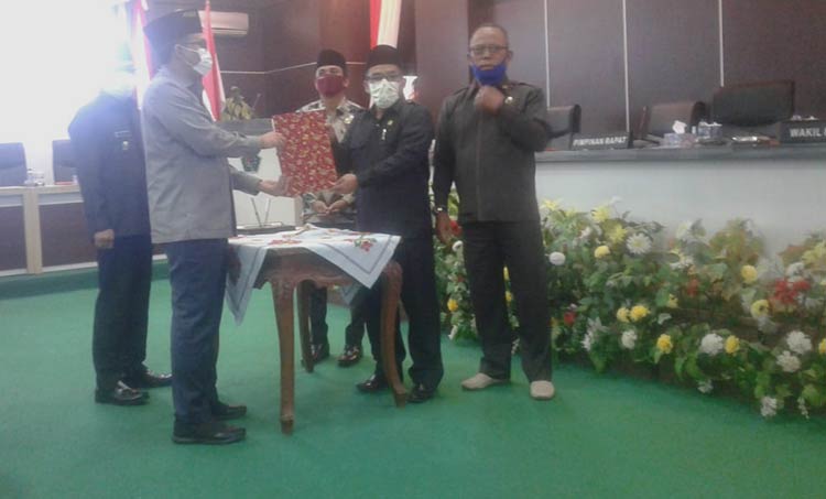 Bupati dan Wakil Bupati Pamekasan bersama Pimpinan DPRD Kabupaten Pamekasan saat menandatangani nota kesepakatan. (foto: ist).