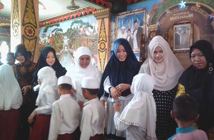 Kunjungi Ponpes Milenium Candi, Khofifah Bertemu 'Kembarannya'