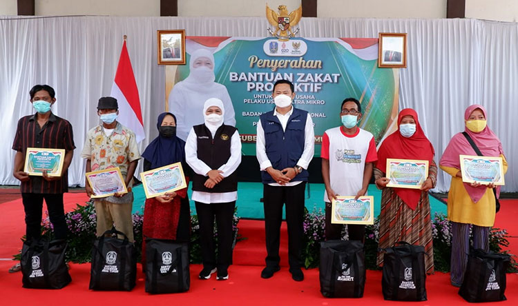 Gubernur Jatim, Khofifah Indar Parawansa, didampingi Bupati Lamongan, Yuhronur Efendi, ketika menyalurkan Zakat Produktif bagi Pelaku Usaha Ultra Mikro.