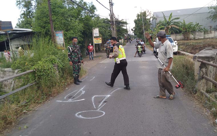 Polisi melakukan olah TKP di lokasi kejadian.