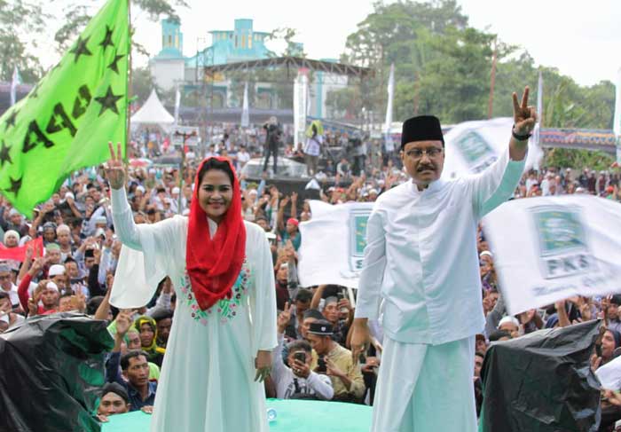 Gus Ipul dan Puti Guntur dalam satu acara pengajian.