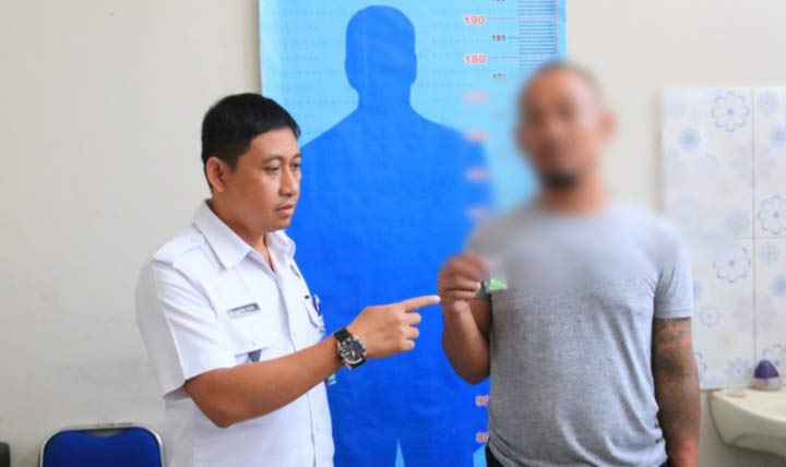 Pelaku diamankan di kantor BNN Kabupaten Blitar.