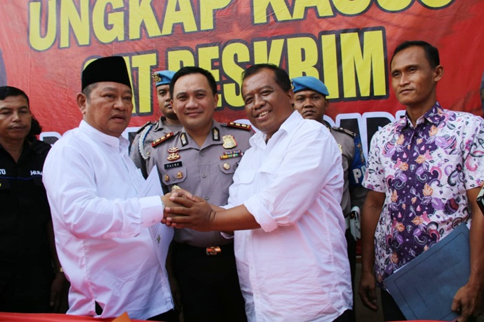 Nur Tehe saat meminta maaf kepada Bupati Saiful Ilah di hadapan Wakapolresta dan wartawan saat konferensi pers di Mapolresta Sidoarjo, Jum’at (18/5).