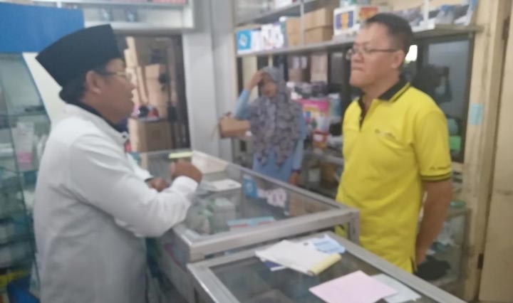 Wali Kota Malang Sutiaji saat berbincang dengan Agus Hariyanto, Distributor Masker Medilab Oro-Oro Dowo Klojen Kota Malang, Rabu (04/03). foto: IWAN IRAWAN/ BANGSAONLINE