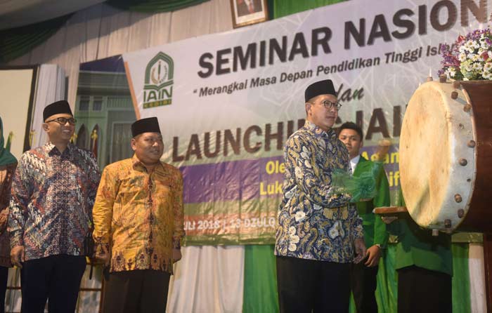 Menteri Agama RI Lukman Hakim Saifudin saat memukul beduk sebagai tanda transformasi STAIN menjadi IAIN Kediri.