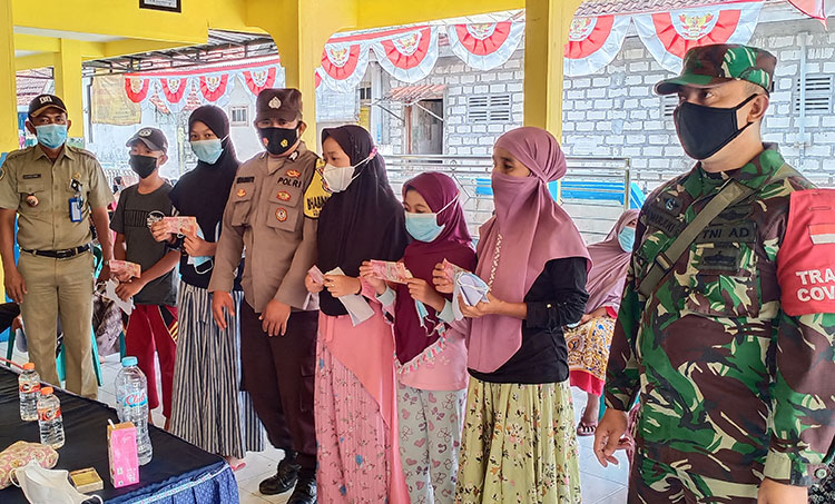 Kades Morobakung Gresik Salurkan Bantuan APBD untuk Janda dan Yatim