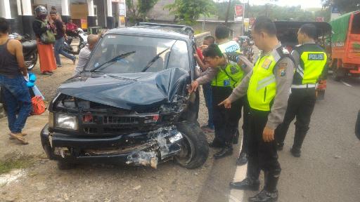 Isuzu Panther Pecah Ban, Tabrak Tiang Listrik dan Kios Bensin