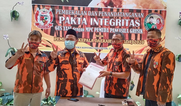 Cabup Gus Yani dan Ketua PP Gresik Sarjono saat penandatanganan pakta integritas. foto: SYUHUD/ BANGSAONLINE
