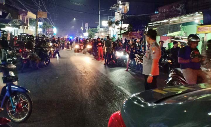 Suporter ikut berbela sungkawa karena pentolan bonek yang ditahan di Rutan Medaeng meninggal dunia karena sakit.
