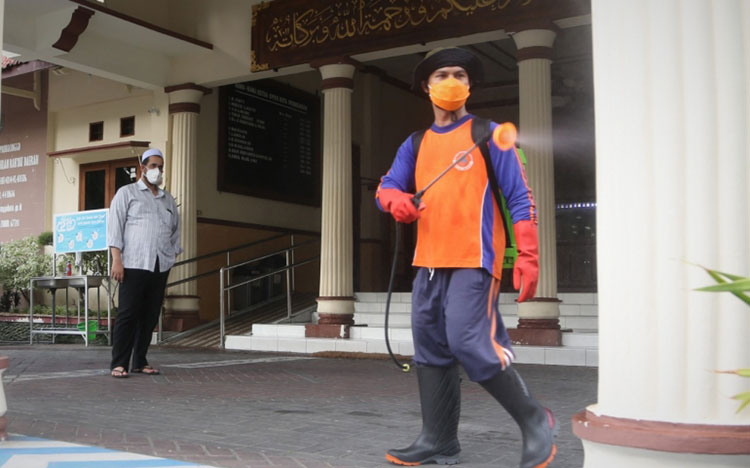 Wali Kota Probolinggo saat memantau langsung penyemprotan disinfektan di Gedung DPRD Kota Probolinggo. (foto: ist).