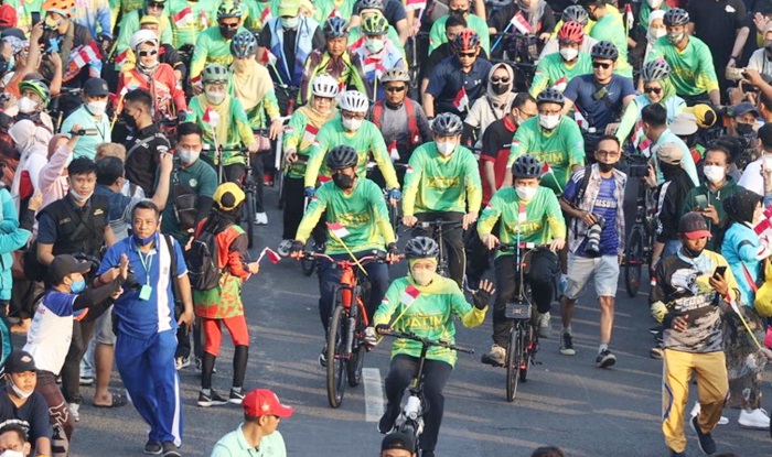 Puluhan ribu warga Gresik, Bangkalan, Mojokerto, Surabaya, Sidoarjo, dan Lamongan (Gerbang Kertosusila) mengikuti acara “Gowes Bareng Gubernur Jatim”, Minggu (31/7/2022) pagi sebagai peringatan Tahun Baru 1 Muharram 1444 Hijriah.