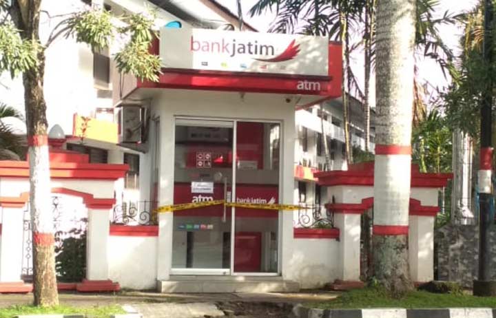 ATM Bank Jatim di depan Kantor Pemkab Blitar terlihat di police line.