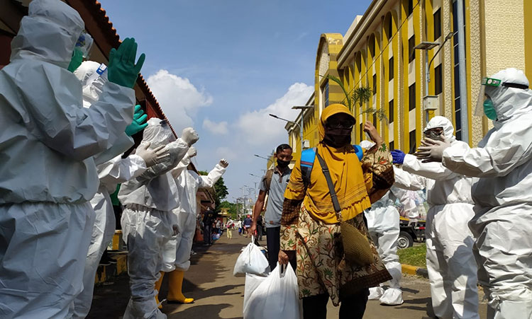 Pasien sembuh Covid-19 yang dipulangkan dari Hotel Asrama Haji Sukolilo Surabaya. foto: YUDI A/ BANGSAONLINE