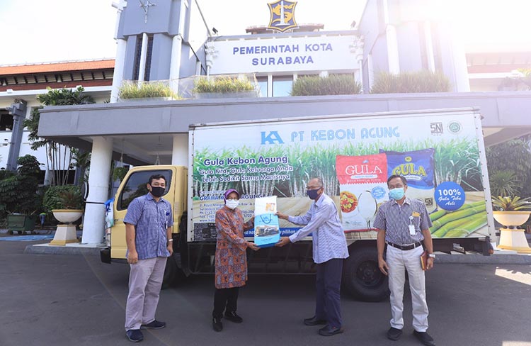 Wali Kota Surabaya, Tri Rismaharini saat menerima bantuan. (foto: ist).