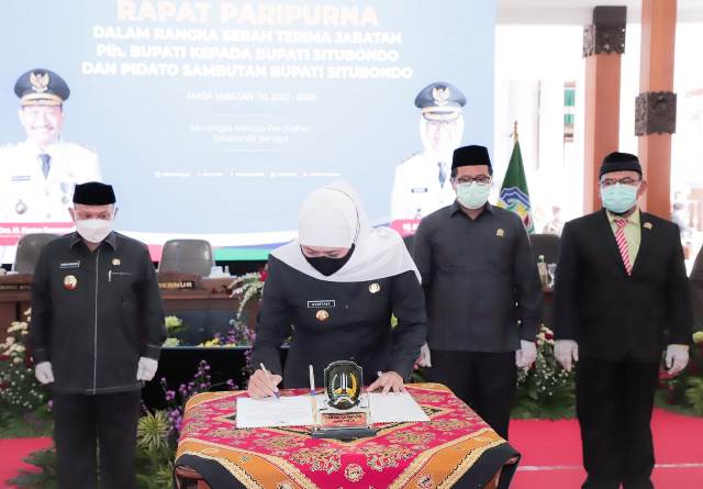 Gubernur Jawa Timur Khofifah Indar Parawansa saat menghadiri Sertijab Bupati dan Wakil Bupati Situbondo diselenggarakan di Pendopo Kabupaten Situbondo pada Selasa (2/3) siang. Foto: ist