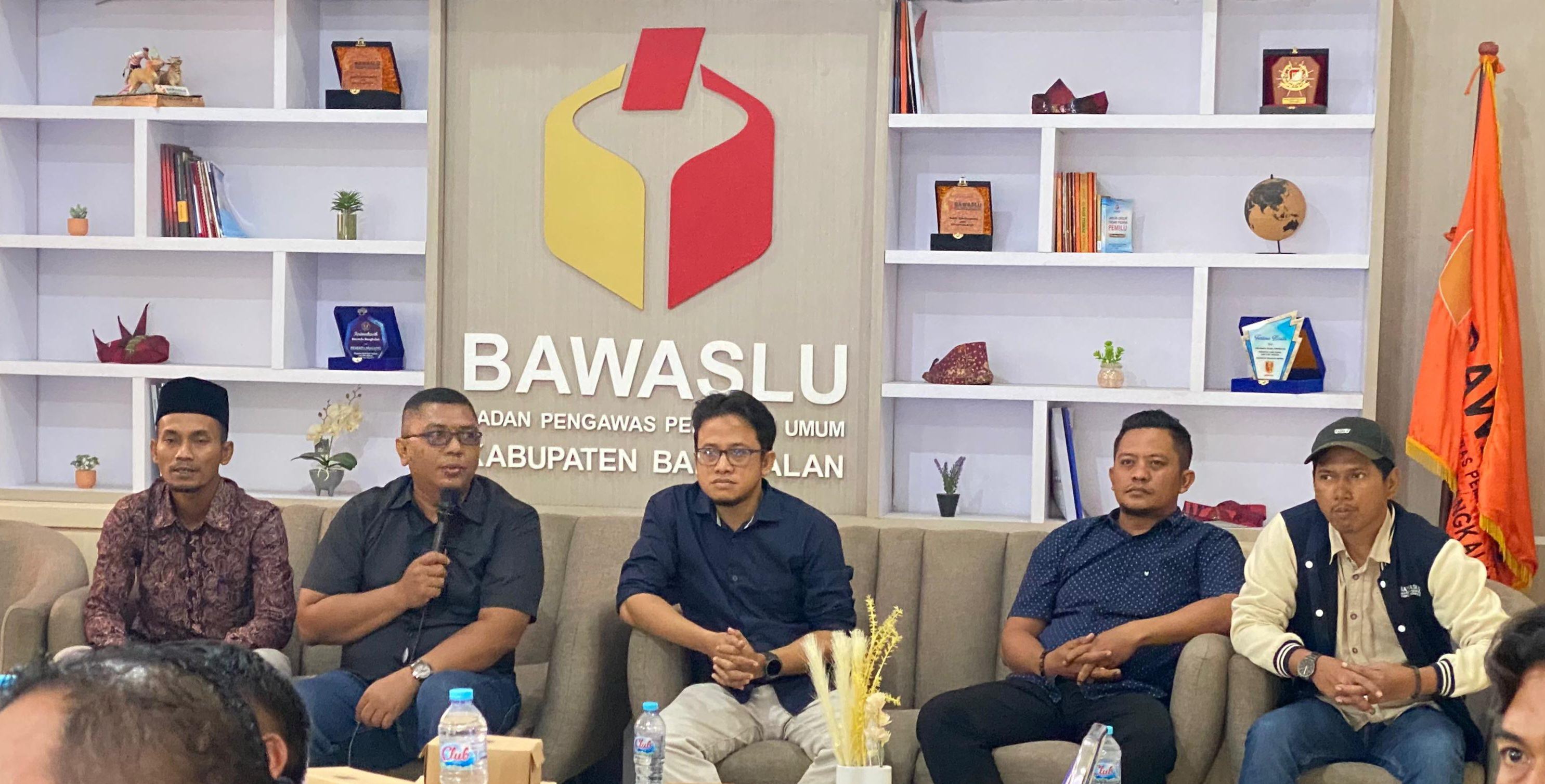 Bawaslu Bangkalan saat memberi keterangan pers (dok. Ist)