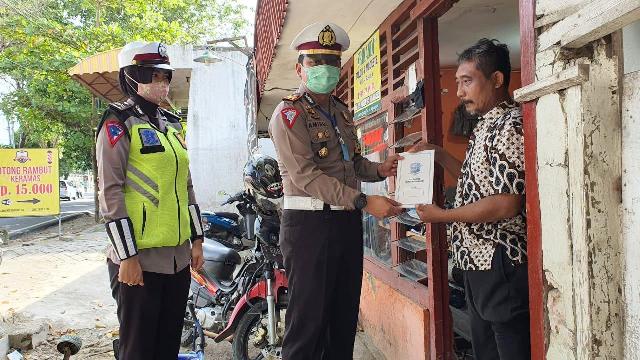 Kasat Lantas Polres Bojonegoro AKP Amirul Hakim memberikan bantuan kepada korban kecelakaan lalu lintas di Bojonegoro.