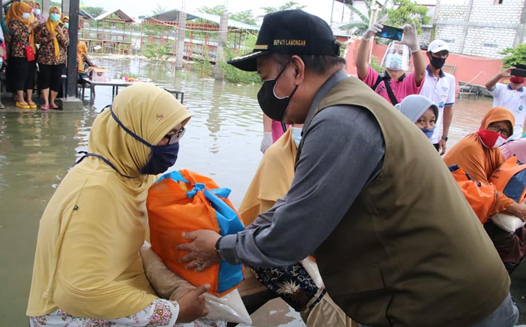 Bupati Fadeli saat memberikan bantuan kepada warga korban banjir.