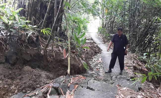 Ruas jalan yang rusak akibat bencana tanah gerak di dusun Sumbermadu desa Pucanganak Tugu, Trenggalek. foto: herman/ BANGSAONLINE