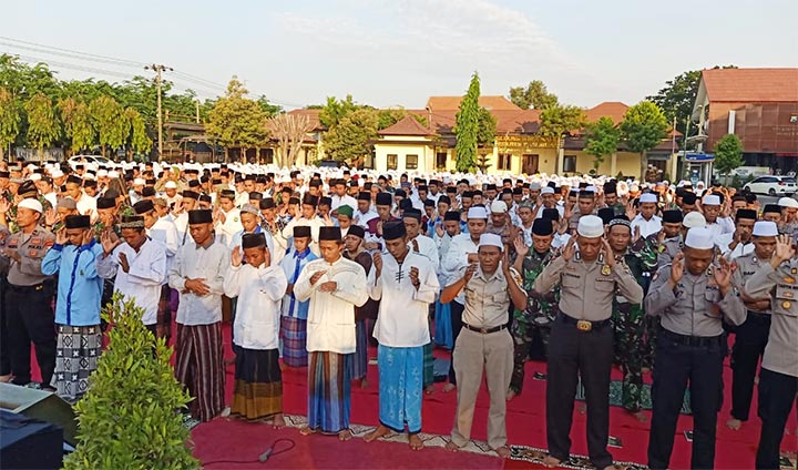 Salat istisqa yang digelar di halaman Mapolres Pasuruan, Senin (14/10/2019).