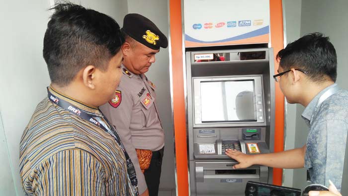 Petugas saat melakukan pengecekan di salah satu ATM.