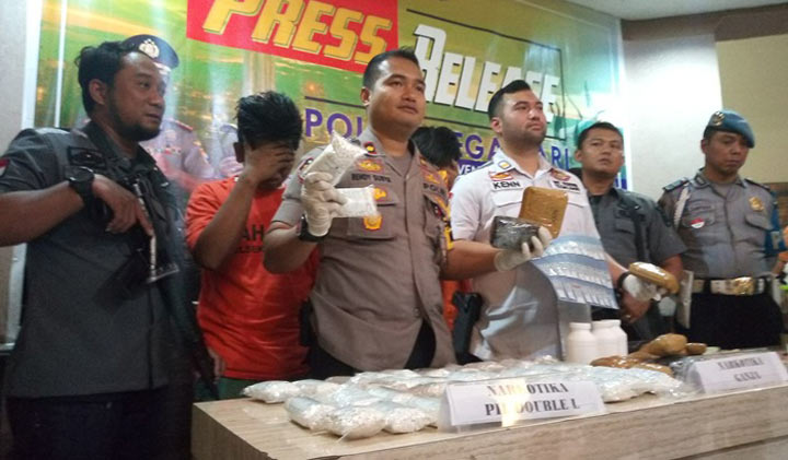 Kedua tersangka bersama barang bukti.