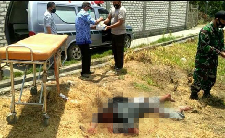 Jenazah korban saat hendak dievakuasi petugas.